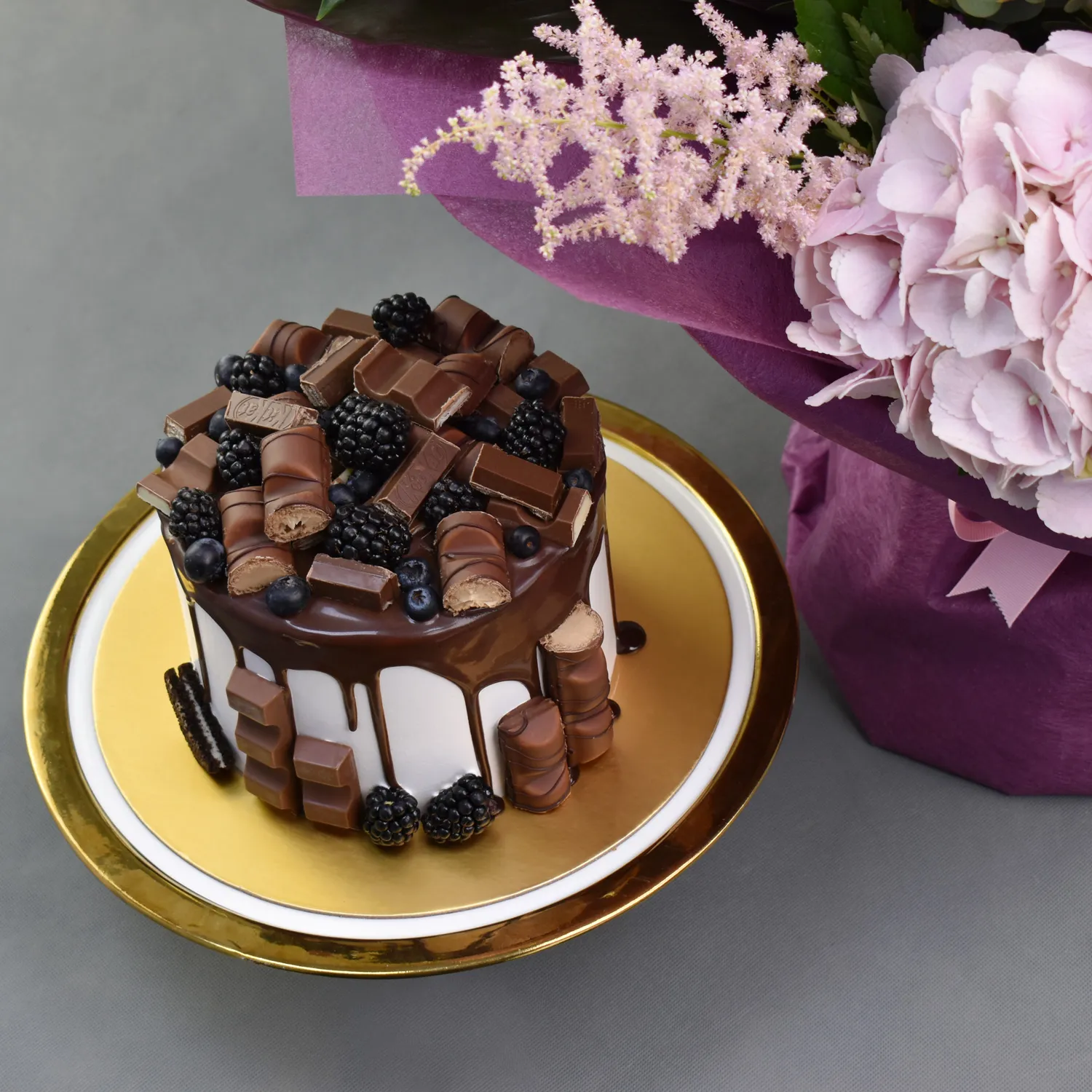 grand-pink-petals-with-chocolate-cake_2