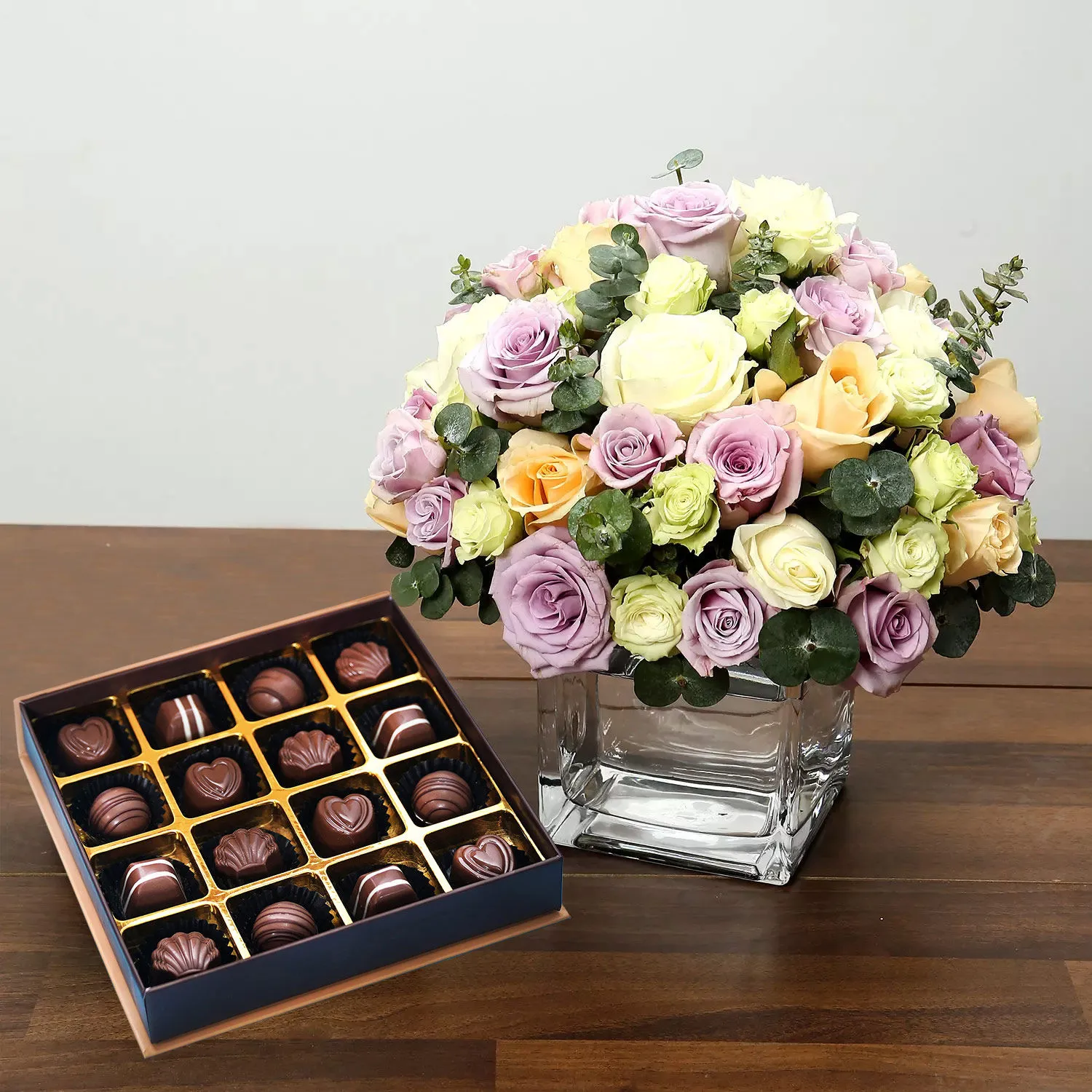 purple-and-white-roses-array-with-belgian-chocolates_1